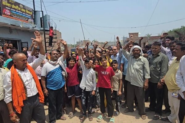 बुराड़ी स्थानीय लोगों ने लगाया सम्बंधित विभाग के अधिकारीयों पर भ्रष्ट होने का आरोप।