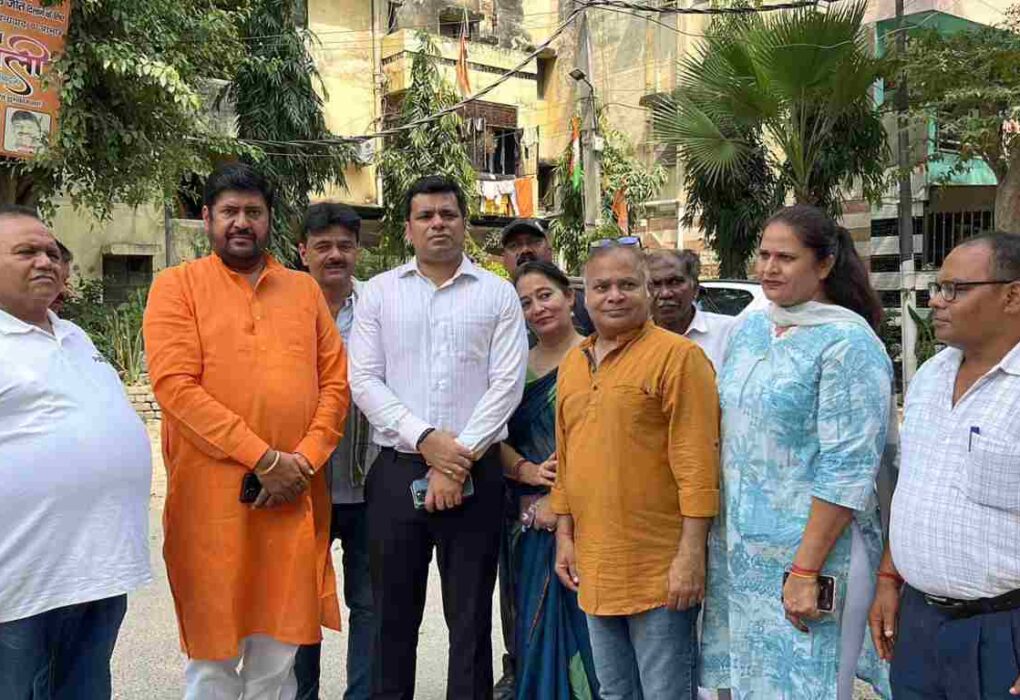 Delhi DC Anshul inspection: जहाँगीरपुरी मेट्रो अपार्टमेंट की गंदगी और सीवर समस्या का तुरंत समाधान