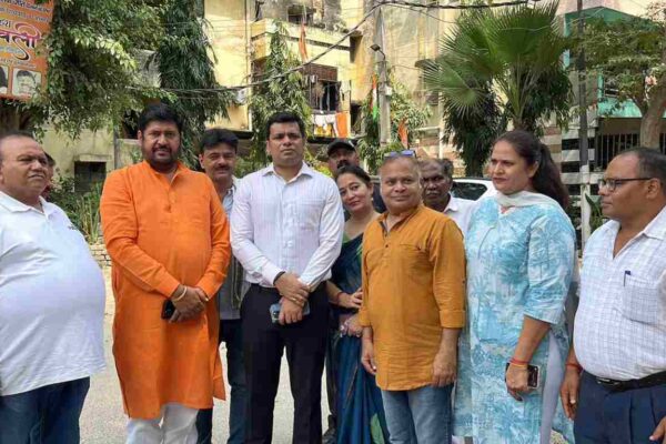 Delhi DC Anshul inspection: जहाँगीरपुरी मेट्रो अपार्टमेंट की गंदगी और सीवर समस्या का तुरंत समाधान