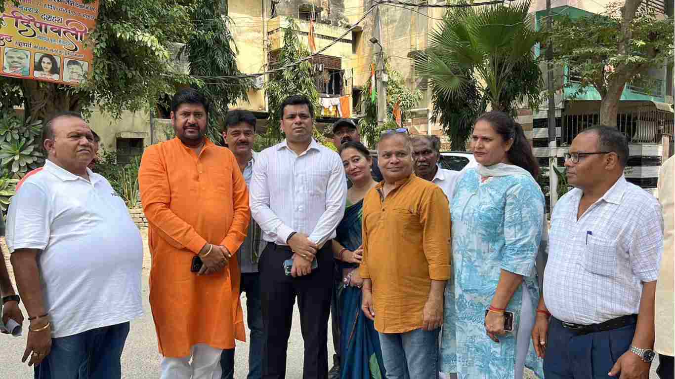 Delhi DC Anshul inspection: जहाँगीरपुरी मेट्रो अपार्टमेंट की गंदगी और सीवर समस्या का तुरंत समाधान