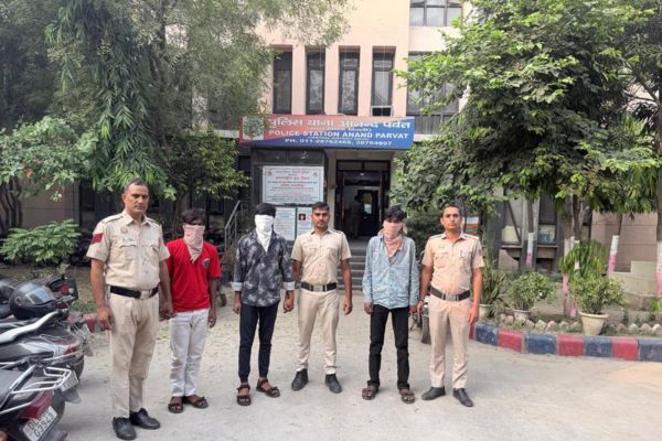 दिल्ली आनंद पर्वत 3 आरोपी गिरफ्तार, 1 नाबालिग पकड़ा गया: 24 घंटे में सुलझी ब्लेड-पॉइंट लूट, शानदार काम