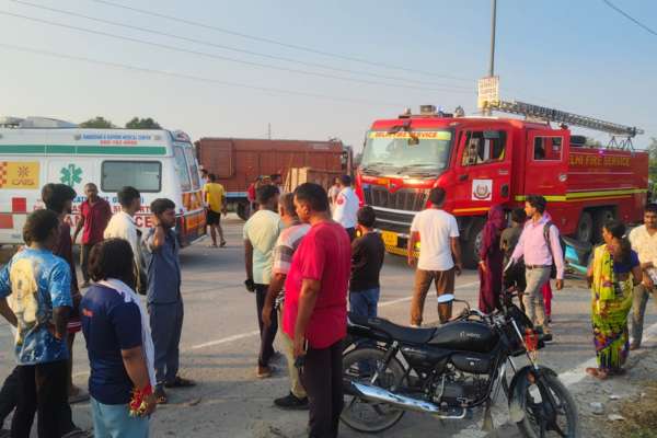 Breaking Delhi: तेज रफ्तार ट्रक ने बदली मातम में आस्था: मूर्ति विसर्जन से लौटती टोली पलटी, मौत व दर्जन घायल