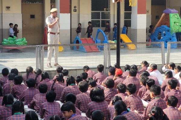 Empowering Youth: आउटर डिस्ट्रिक्ट पुलिस का डीएवी स्कूल में प्रभावशाली ड्रग्स जागरूकता कार्यक्रम