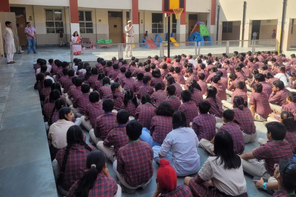Empowering Youth: आउटर डिस्ट्रिक्ट पुलिस का डीएवी स्कूल में प्रभावशाली ड्रग्स जागरूकता कार्यक्रम