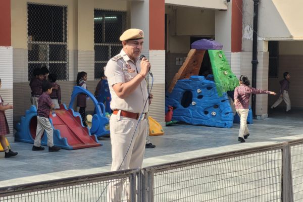 Empowering Youth: आउटर डिस्ट्रिक्ट पुलिस का डीएवी स्कूल में प्रभावशाली ड्रग्स जागरूकता कार्यक्रम