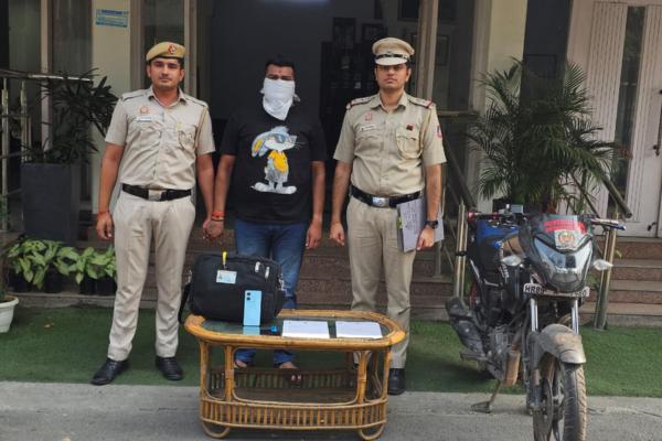 Delhi Imposter Arrest: CM ऑफिस का फर्जी अफसर बनकर करता था ठगी, 5000 रुपये में बेचता था नकली लेटर