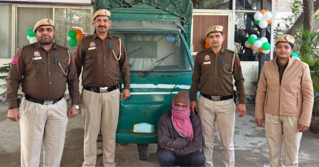 Delhi Police illicit liquor arrest 1 बड़ी कामयाबी: 35 पेटी अवैध शराब के साथ कुख्यात तस्कर को दबोचा