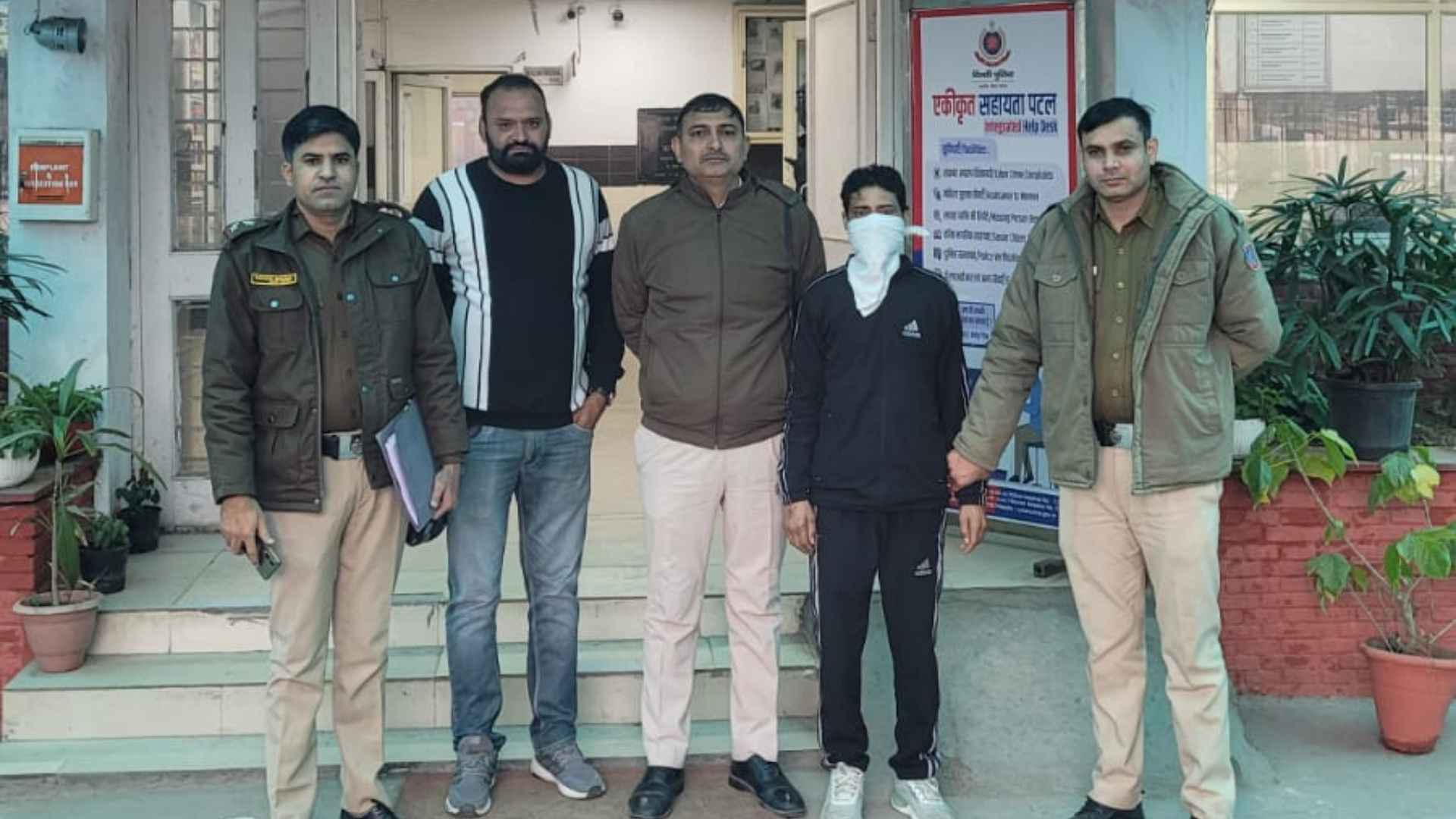 Delhi Police Fraud Arrest